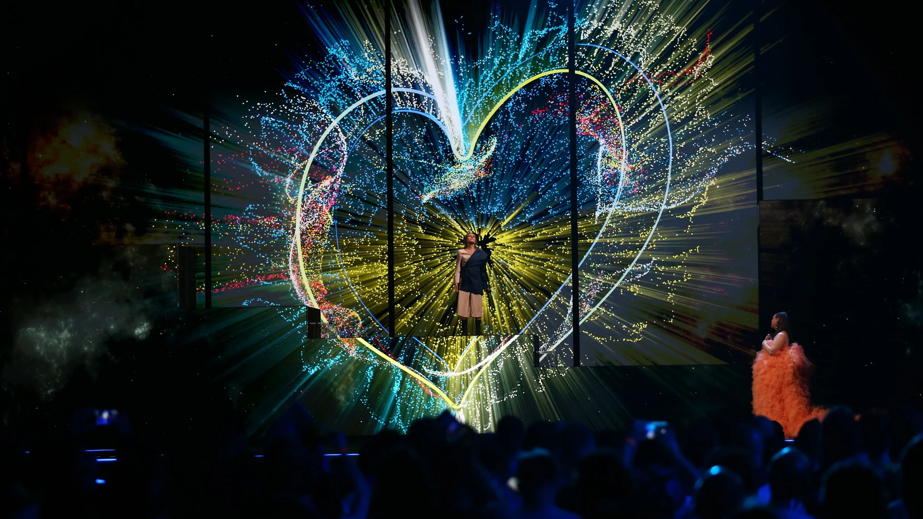 Liverpool (United Kingdom), 09/05/2023.- Ukrainian singer Alyosha (L) with British singer Rebecca Ferguson perform during the voting at the first semi-final of the 67th annual Eurovision Song Contest (ESC) at the M&S Bank Arena in Liverpool, Britain, 09 May 2023. Liverpool is hosting the 2023 Eurovision Song Contest on behalf of Ukraine. The 67th edition ESC consists of two Semi-Finals, held on 09 and 11 May, and a Grand Final on 13 May 2023. (Ucrania, Reino Unido) EFE/EPA/Adam Vaughan 