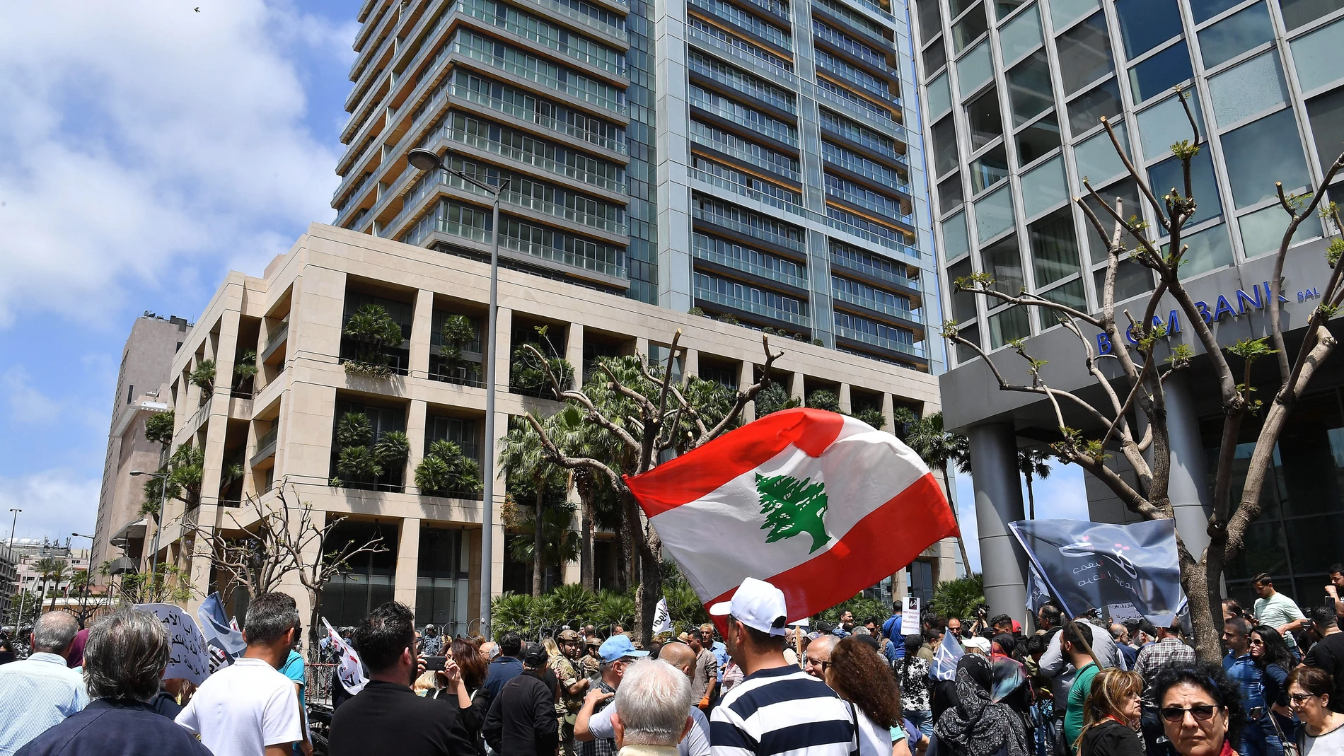 Beirut (Lebanon), 09/05/2023.- Lebanese Bank customers carry the national flag during a protest against the monetary policies organized by Depositors' Outcry, a group campaigning for the rights of depositors, outside of the cracker Prime minister Najib Mikati's residence in Beirut, Lebanon, 09 May 2023. Bank customers demand they be allowed to withdraw their savings, which have been blocked as a result of the ongoing economic crisis in the country, as the Lebanese pound has lost about 95 percent of its value against the US dollar. (Protestas, Líbano) EFE/EPA/WAEL HAMZEH 