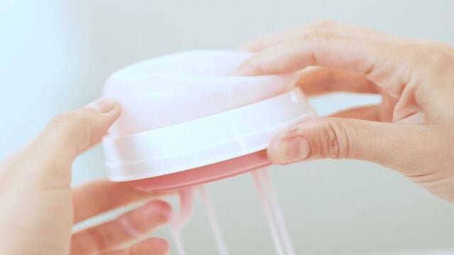 La esponja de ducha 'Palpa' permite a las mujeres examinarse la mama y reconocer un tumor con facilidad