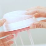 La esponja de ducha 'Palpa' permite a las mujeres examinarse la mama y reconocer un tumor con facilidad