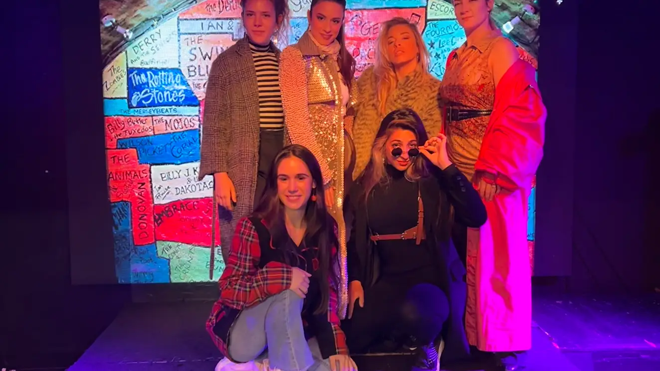 La representante española y sus chicas posan en The Cavern Club