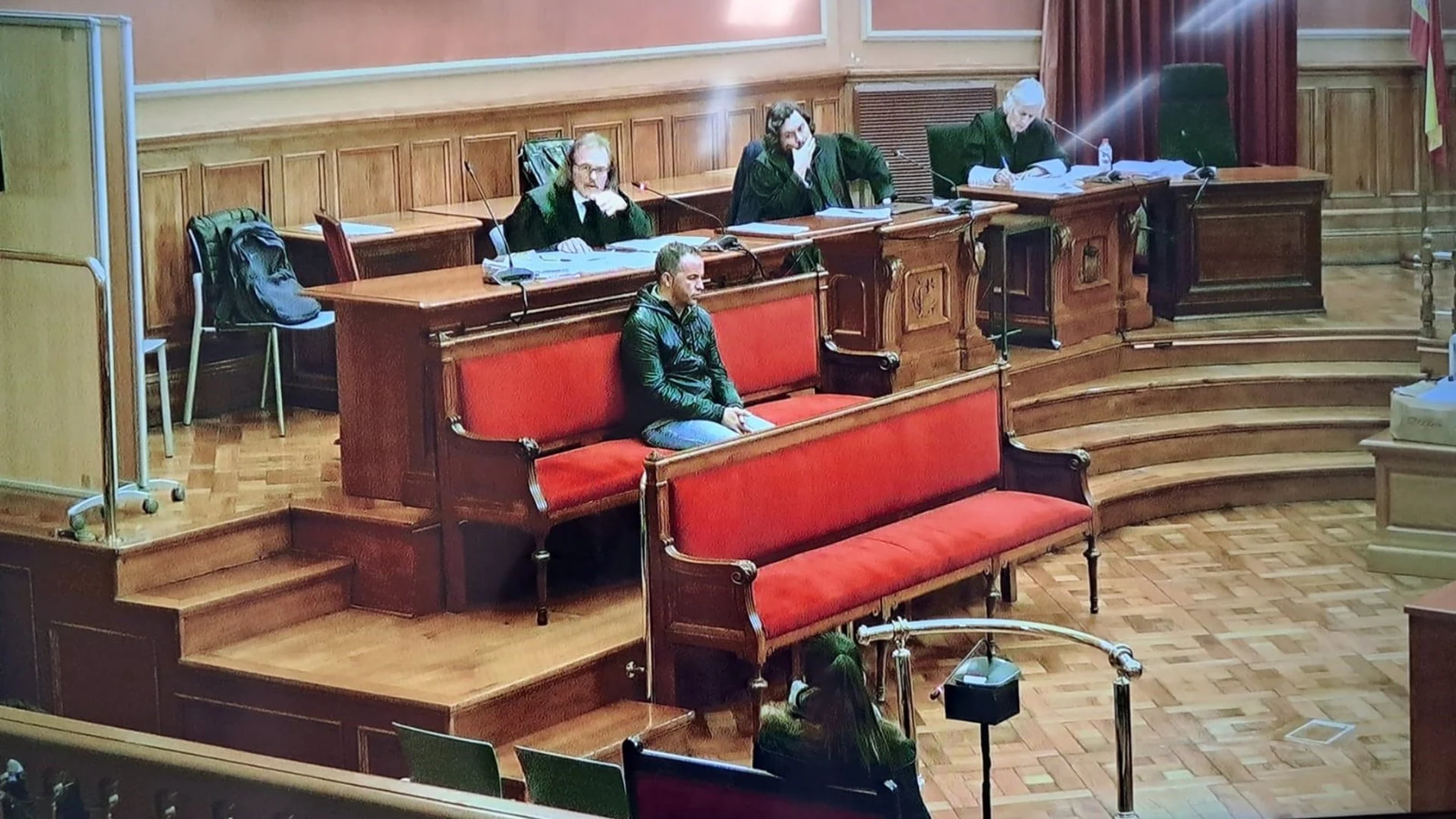 El acusado, sentado en el banquillo durante el juicio