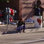  Fotografía de una persona migrante mientras descansa hoy en una acera en El Paso, Texas (EE UU)