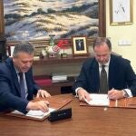 Los presidentes de la Fundación Caja Rural del Sur y del Banco de Alimentos firman un nuevo convenio de colaboración.