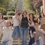 MADRID.-Jóvenes, deportistas, chulapos y tabernarios arropan a Ayuso en su vídeo electoral donde todos bailan la canción 'Ganas'