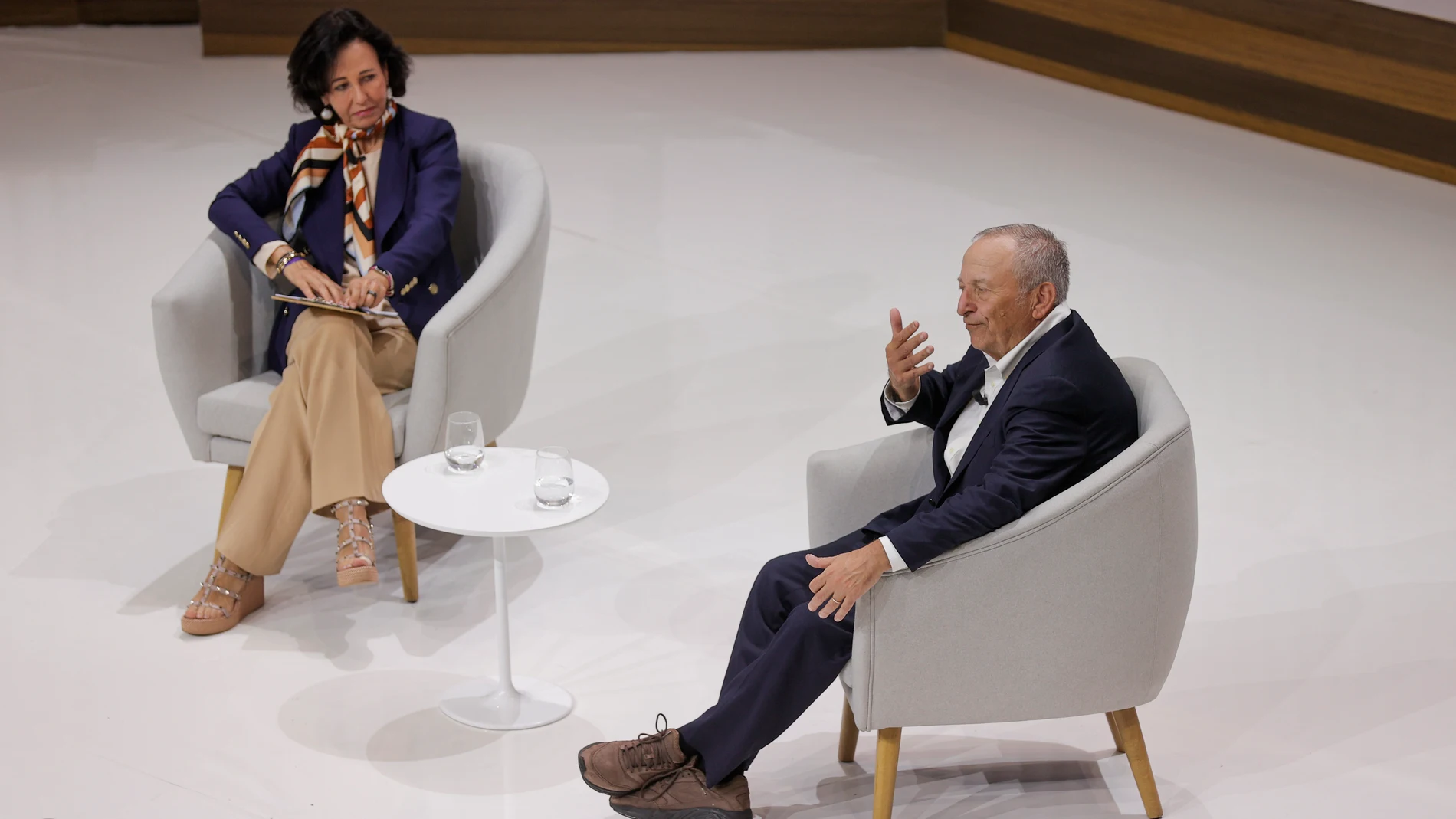 GRAFCVA3302. VALENCIA, 10/05/2023.-- La presidenta del Banco de Santander, Ana Botín y Larry Summers, presidente emérito de la Universidad de Harvard. Ex secretario del Tesoro del presidente de EEUU, Bill Clinton, director del Consejo Económico Nacional del presidente de EEUU, Barack Obama, durante su intervención en el V Encuentro Internacional de Rectores Universia, en Valencia, que debate sobre la formación a lo largo de la vida, el emprendimiento y la innovación, y la interconexión de las universidades con empresas, gobiernos e instituciones EFE/ Manuel Bruque