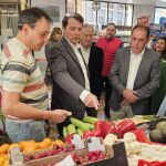 Mañueco visita una tienda de alimentación de Ólvega junto a Benito Serrano y Elia Jiménez