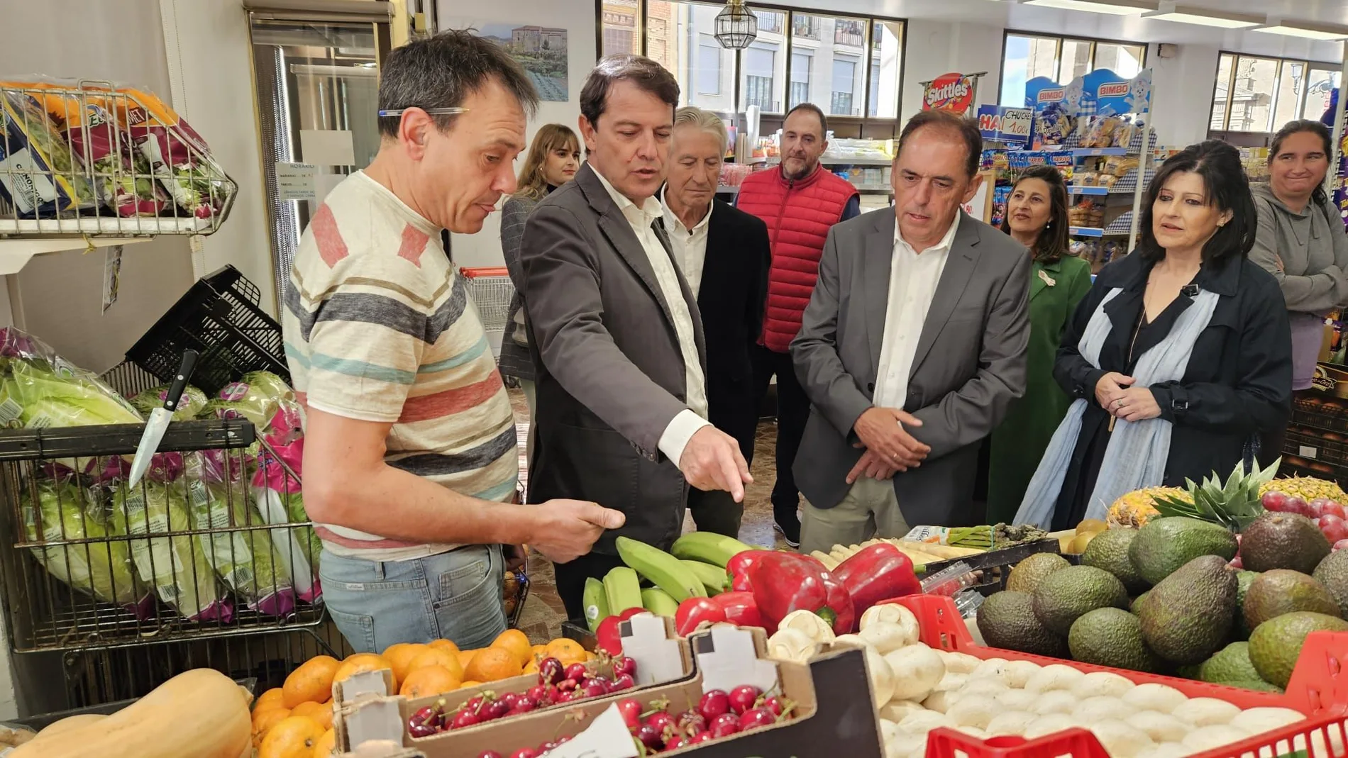 Mañueco visita una tienda de alimentación de Ólvega junto a Benito Serrano y Elia Jiménez