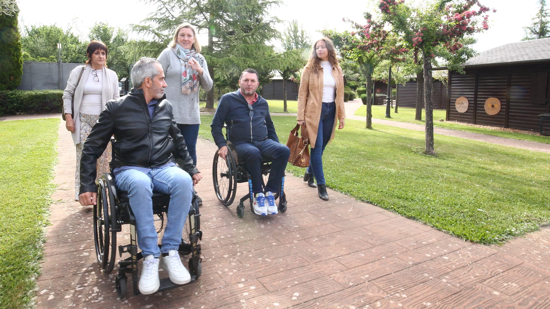 La consejera Isabel Blanco visita "El Bosque de los Sueños" junto a Ester Muñoz y los dirigentes de Aspaym