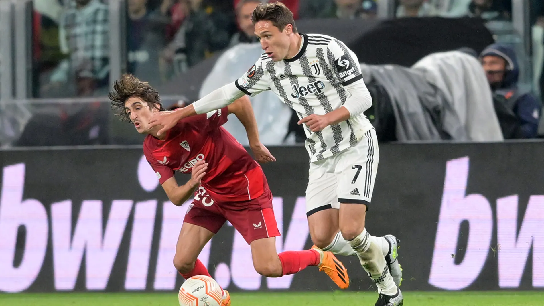 11 May 2023, Spain, Turin: Juventus' Federico Chiesa and Sevilla's Bryan Gil battle for the ball during the UEFA Europa League semi final first leg soccer match between Juventus vs Sevilla at the Allianz Stadium. Photo: Tano Pecoraro/LaPresse via ZUMA Press/dpaTano Pecoraro/Lapresse Via Zuma / Dpa11/05/2023 ONLY FOR USE IN SPAIN