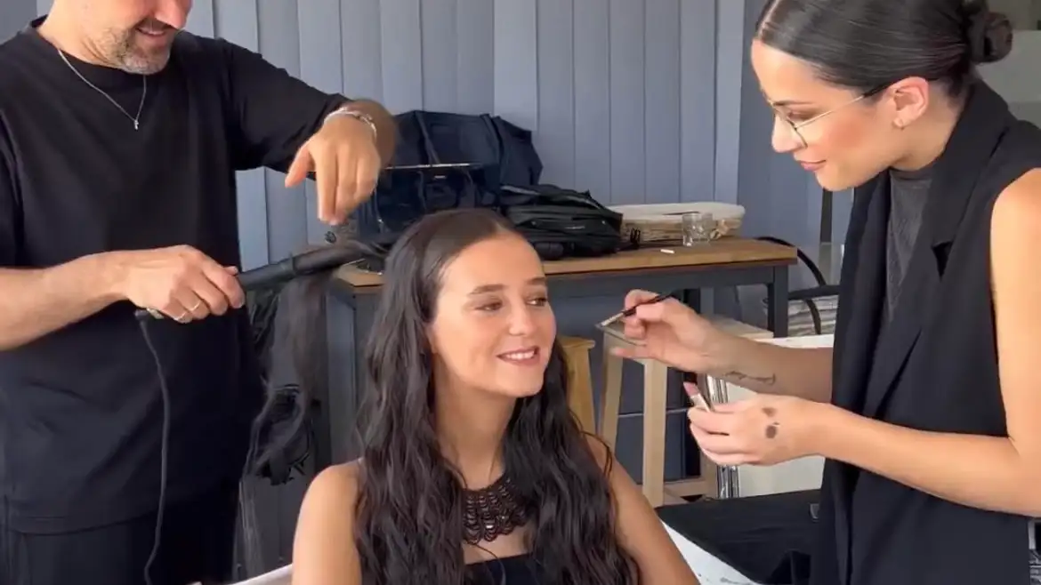 Victoria Federica mientras se maquilla y se peina.
