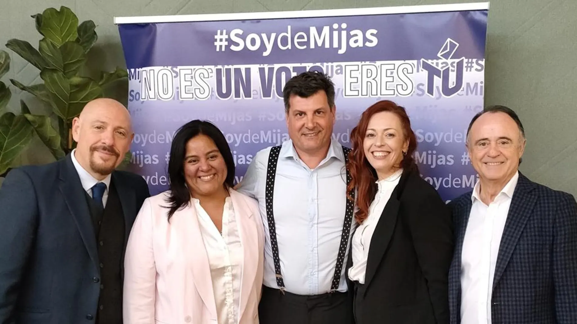 En el centro, Marco Musumeci, fundador de #SoydeMijas; a la izquierda, José Antonio Torresano Mesa, candidato a la Alcaldía