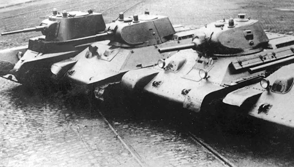 De izquierda a derecha, los tanques soviéticos B/-7, A-20 y T-34 de 1940. 