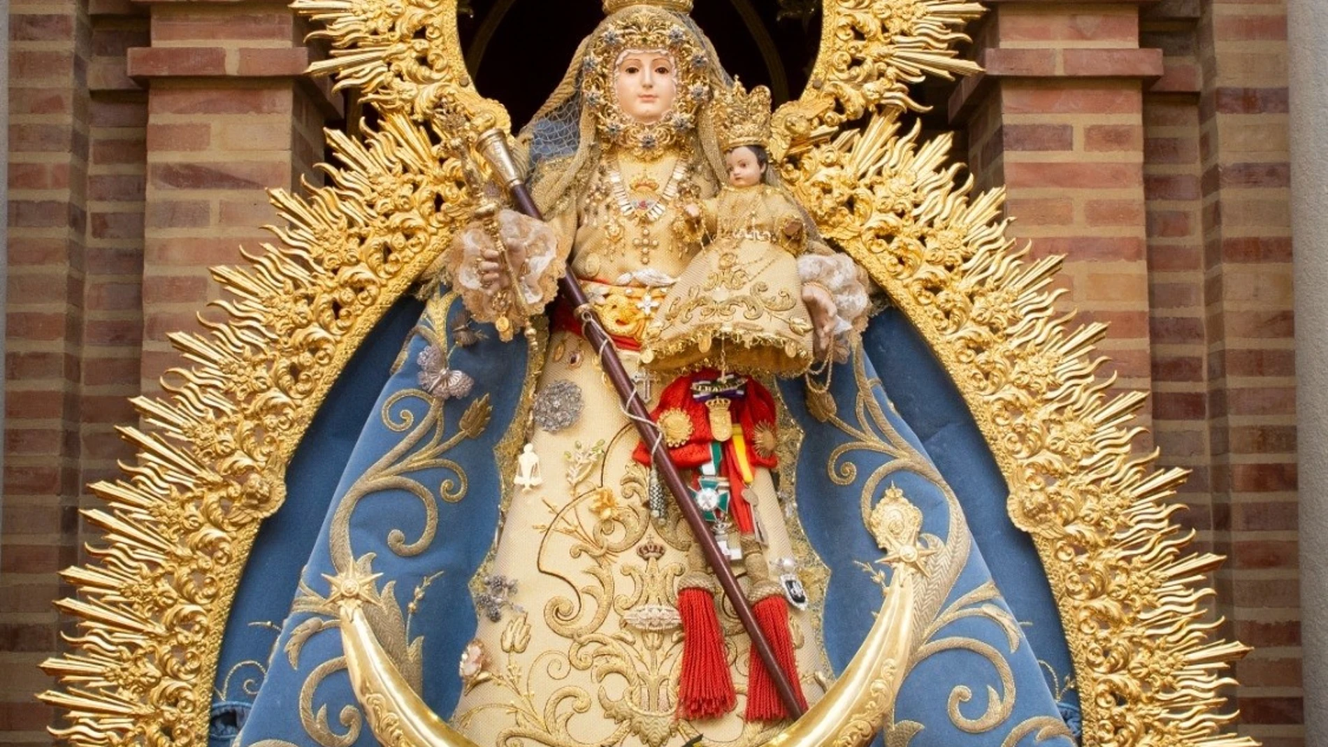 La Virgen de Alharilla en su santuario, preparada para la romería.
JAVIER RUIZ
11/05/2023