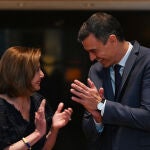 Sánchez entrega una condecoración a Nancy Pelosi y elogia su defensa de la democracia