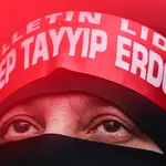 Un simpatizante del presidente Recep Tayyip Erdogan en un acto de la campaña electoral