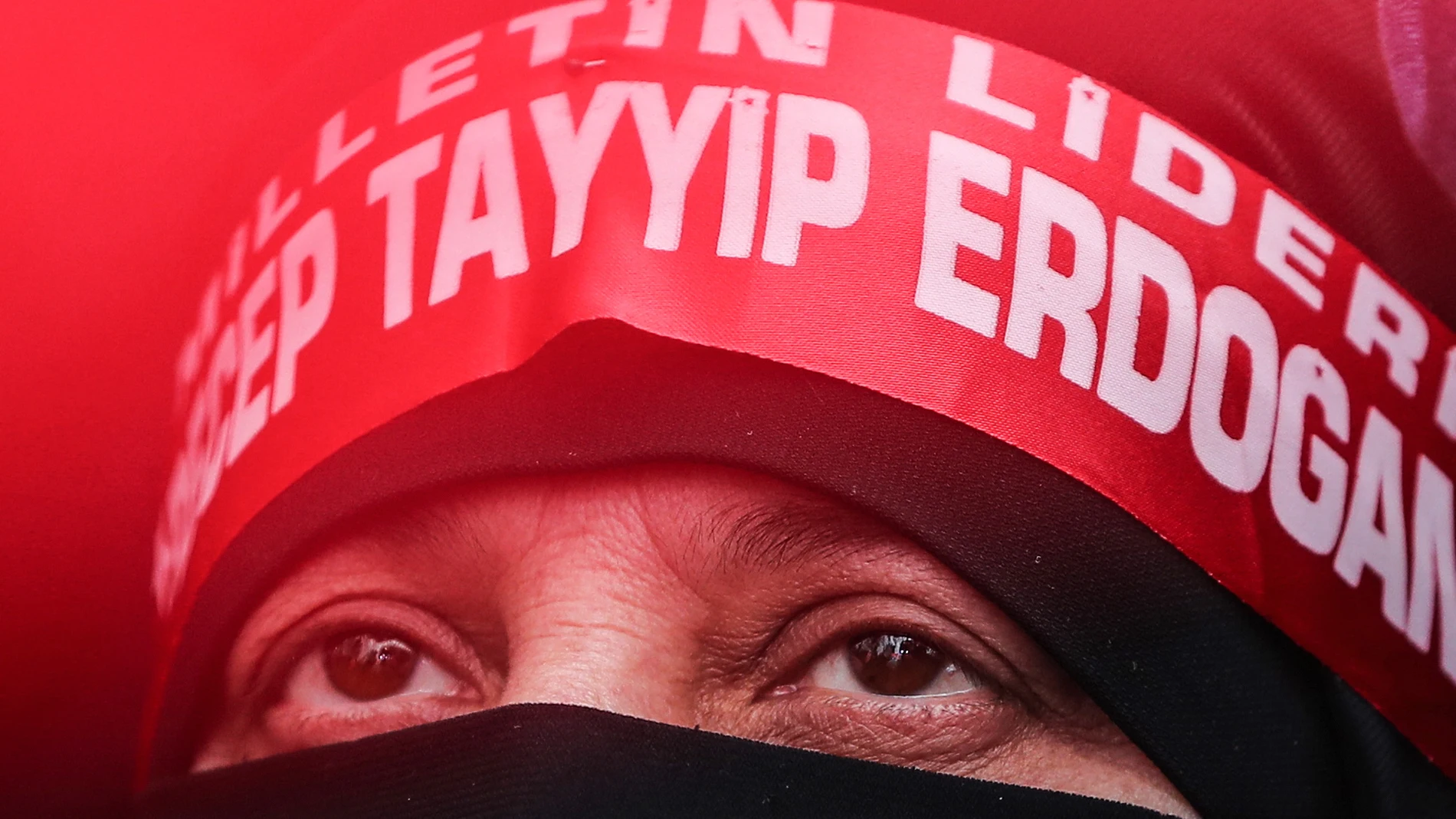 Istanbul (Turkey), 12/05/2023.- A supporter of Turkish President Recep Tayyip Erdogan attends his election campaign event in Istanbul, Turkey, 12 May 2023. Turkey will hold its general election on 14 May 2023 with a two-round system to elect its president, while parliamentary elections will be held simultaneously. (Elecciones, Turquía, Estanbul) EFE/EPA/ERDEM SAHIN