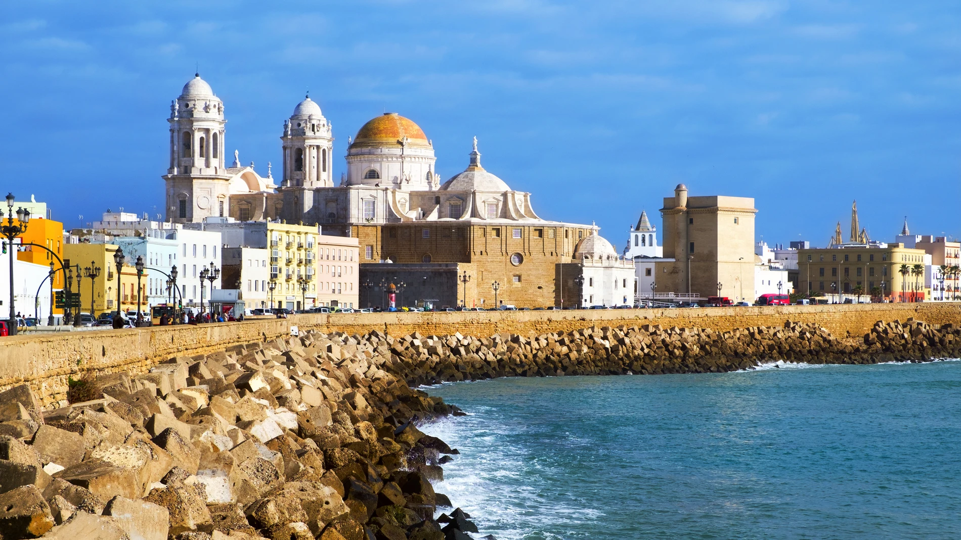 Cádiz posee una luz especial y mil razones para enamorarse de ella