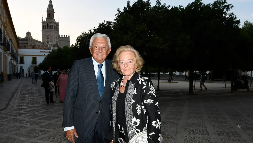 El presidente de la Cámara de Comercio de Sevilla, Francisco Herrero, junto a su mujer