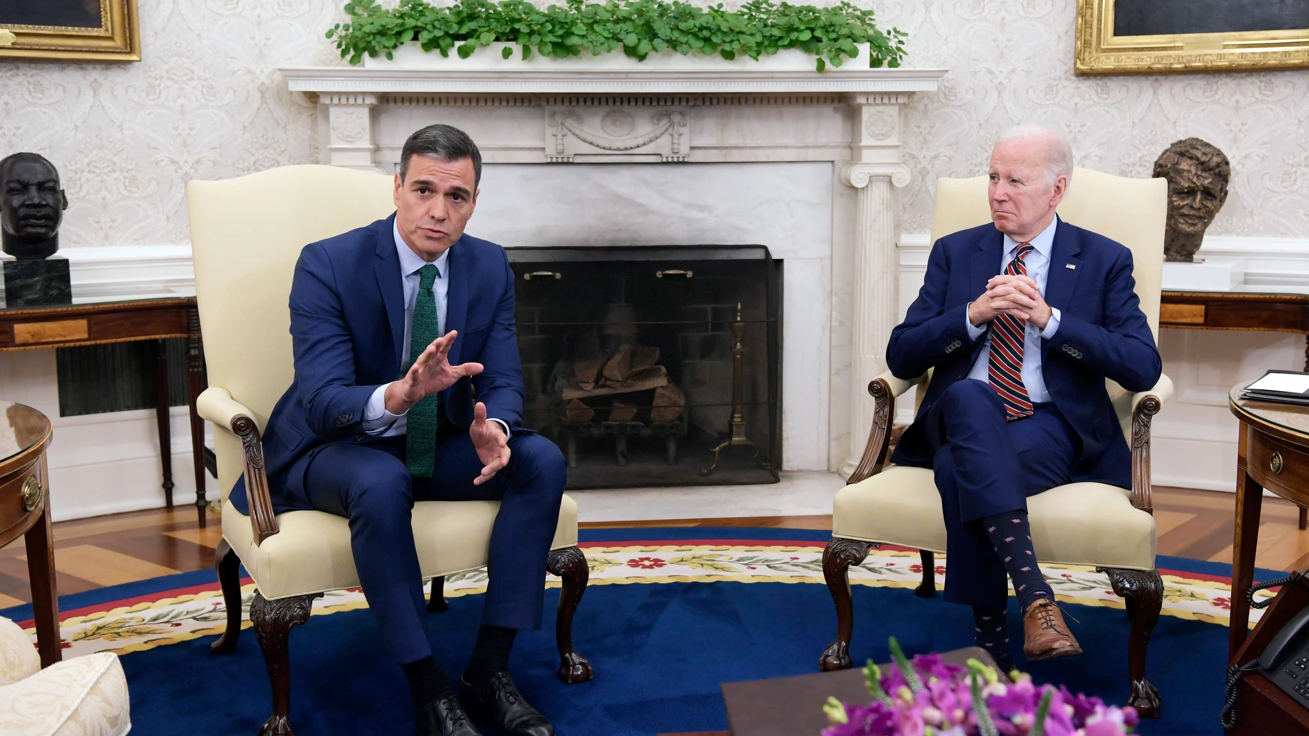 USA7038. WASHINGTON (DC, EEUU), 12/05/2023.- El jefe del Gobierno español, Pedro Sánchez (i) y el presidente de Estados Unidos, Joe Biden, hablan durante una reunión hoy, en la Casa Blanca en Washington (EEUU). Sánchez, elogió este viernes en la Casa Blanca al presidente de Estados Unidos, Joe Biden, por ser "un referente" en la defensa de la democracia y destacó la excelente relación bilateral: "Somos aliados, amigos", recalcó. EFE/Lenin Nolly
