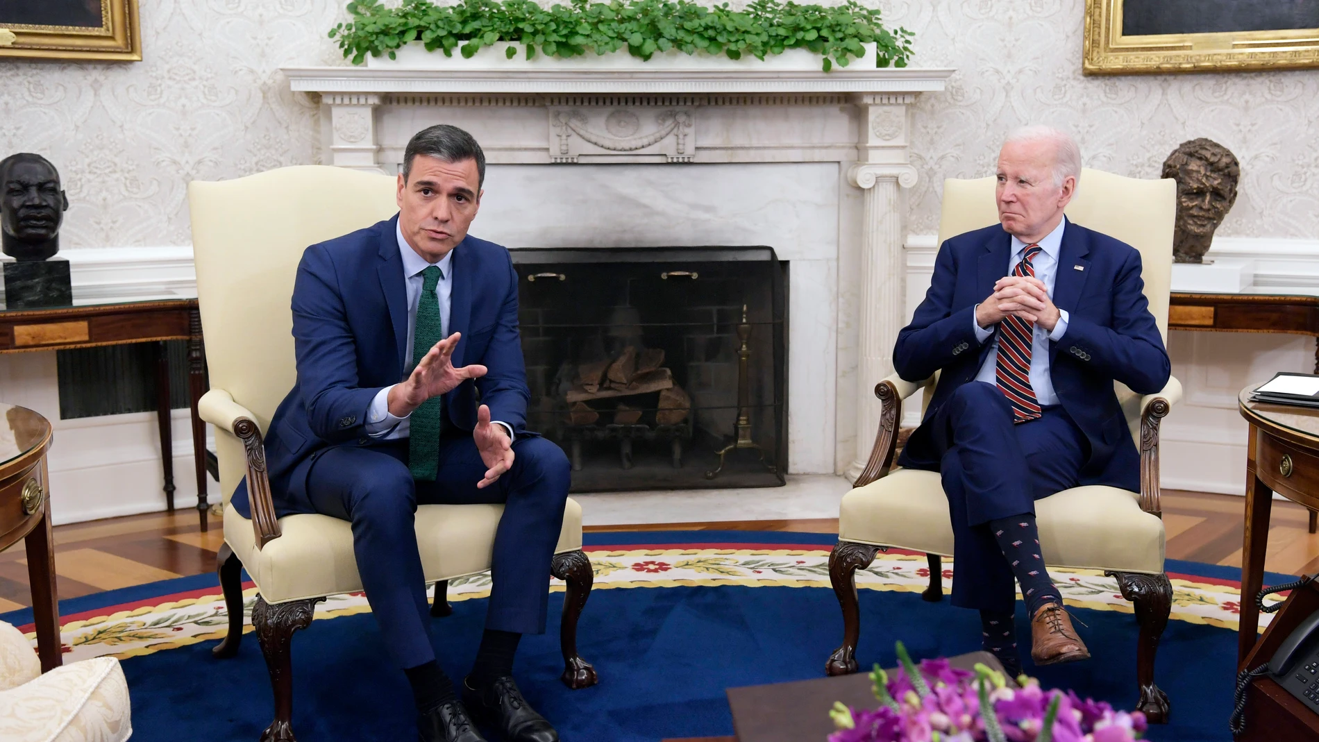 USA7038. WASHINGTON (DC, EEUU), 12/05/2023.- El jefe del Gobierno español, Pedro Sánchez (i) y el presidente de Estados Unidos, Joe Biden, hablan durante una reunión hoy, en la Casa Blanca en Washington (EEUU). Sánchez, elogió este viernes en la Casa Blanca al presidente de Estados Unidos, Joe Biden, por ser "un referente" en la defensa de la democracia y destacó la excelente relación bilateral: "Somos aliados, amigos", recalcó. EFE/Lenin Nolly