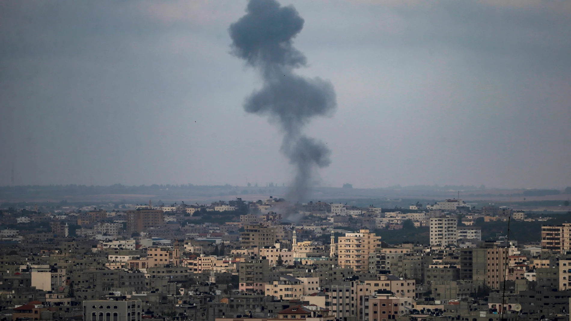 Gaza (---), 12/05/2023.- Smoke rises from Al-Quds Brigades sites, the armed wing of the Palestinian Islamic Jihad, after Israeli air strikes in Gaza City, 12 May 2023. Palestinian militants in Gaza have fired rockets towards Israel, after the Israeli military carried out a series of air strikes on Islamic Jihad rocket launchers. (Incendio) EFE/EPA/MOHAMMED SABER 