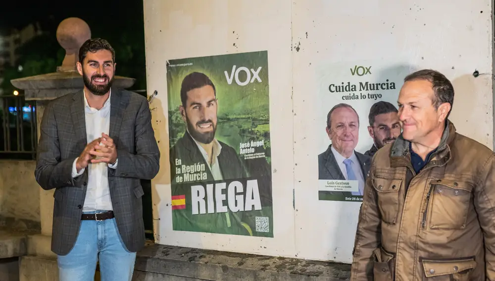 El candidato de VOX a la Presidencia de la Comunidad, José Ángel Antelo, y el candidato a la Alcaldía de Murcia, Luis Gestoso