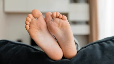 El síntoma "silencioso" de tener el colesterol peligrosamente alto que aparece en los dedos de los pies