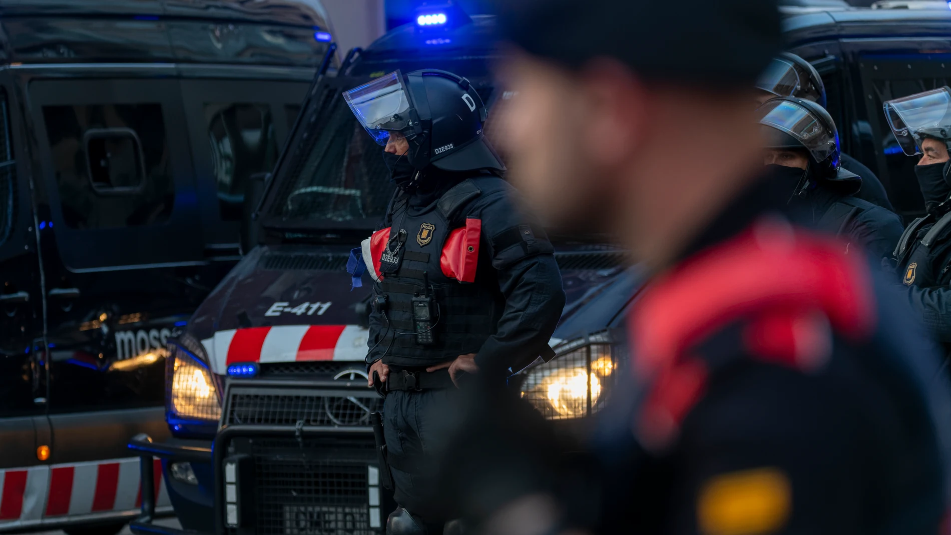 La plaza Bonanova blindada por los Mossos d'Esquadra en la plaza Bonanova a varios manifestantes antiokupas durante una manifestación convocada por la empresa de desahucios extrajudiciales, Desokupa, contra la ocupación de los inmuebles de la plaza Bonanova 'La Ruïna' y 'El Kubo', a 11 de mayo de 2023, en Barcelona, Catalunya (España). Los Mossos d'Esquadra y la Guardia Urbana de Barcelona se han coordinado para blindar seguridad y rebajar la tensión en el entorno de los edificios okupas de la plaza Bonanova de Barcelona, un dispositivo que se ha reforzado hoy, pero que pretenden mantener los próximos días, coincidiendo con la campaña del 28M. Lorena Sopêna / Europa Press 11/05/2023