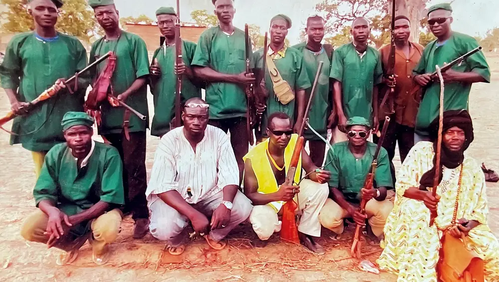 Ben Laden (abajo a la derecha) junto con voluntarios de la milicia Koglweogo.