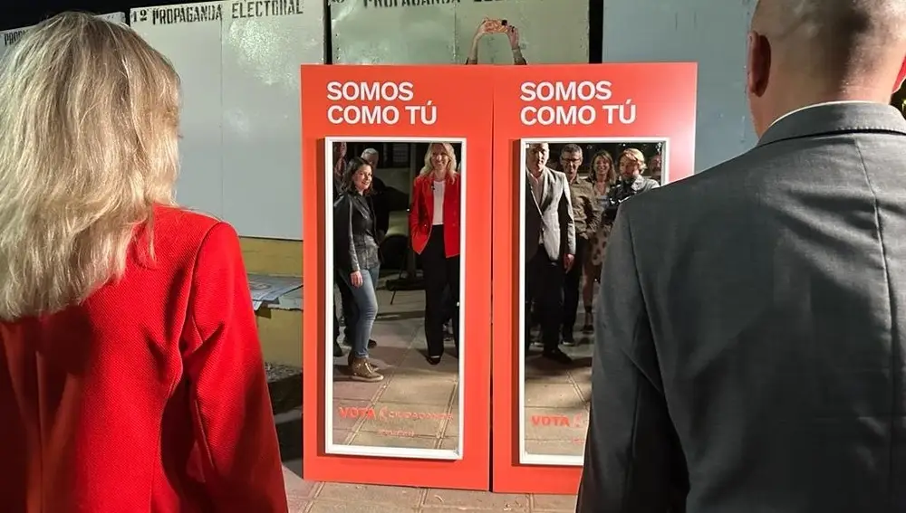 La candidata de Ciudadanos a la presidencia de la Comunidad Autónoma, María José Ros, ha protagonizado la 'Des-pegada' de los carteles electorales