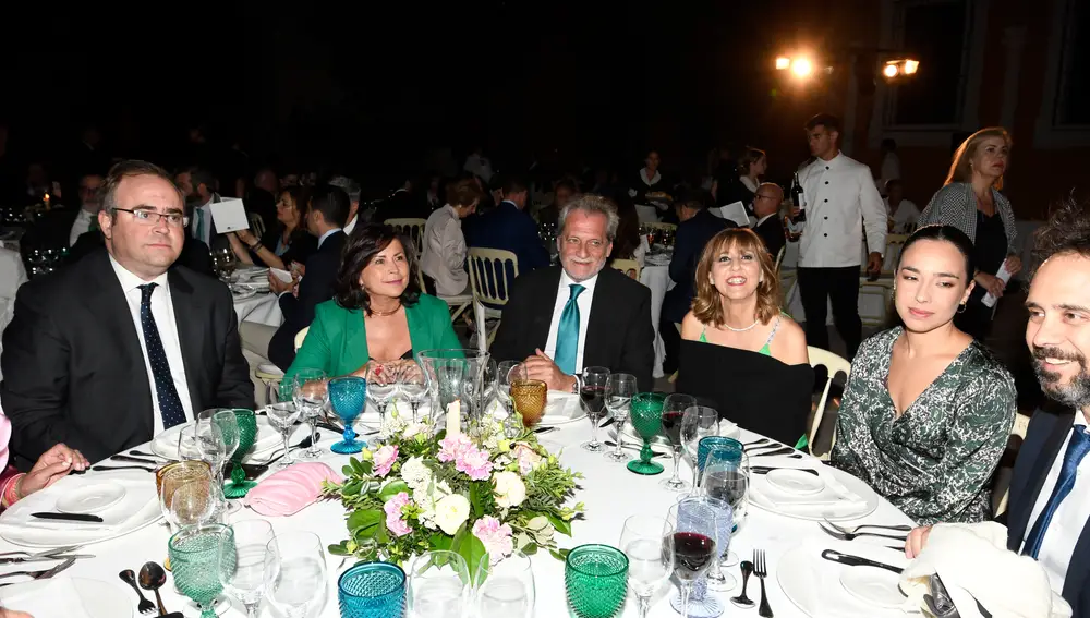 El delegado de Atresmedia en Andalucía, Manuel Prieto (centro), durante la cena