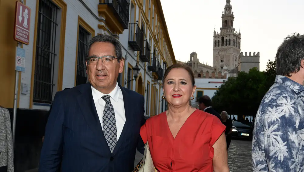 El presidente de Fundación Cajasol, Antonio Pulido, y Josefina Sáez