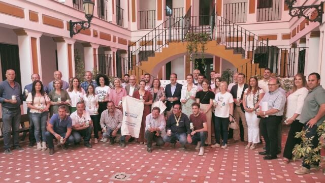 Huelva.- Cajasol.- Giahsa y Cajasol reparten 27.000 bricks de agua entre las hermandades del Rocío de la provincia