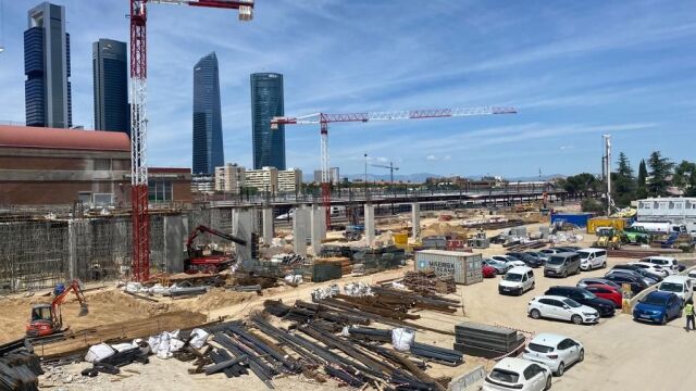 Vista de las obras de Chamartín desde la pasarela de entrada a la estación
