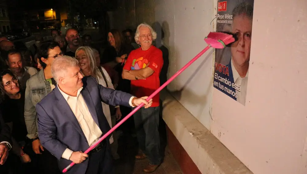 El candidato del PSOE a la Presidencia de la Comunidad, Pepe Vélez, en la pegada de carteles
