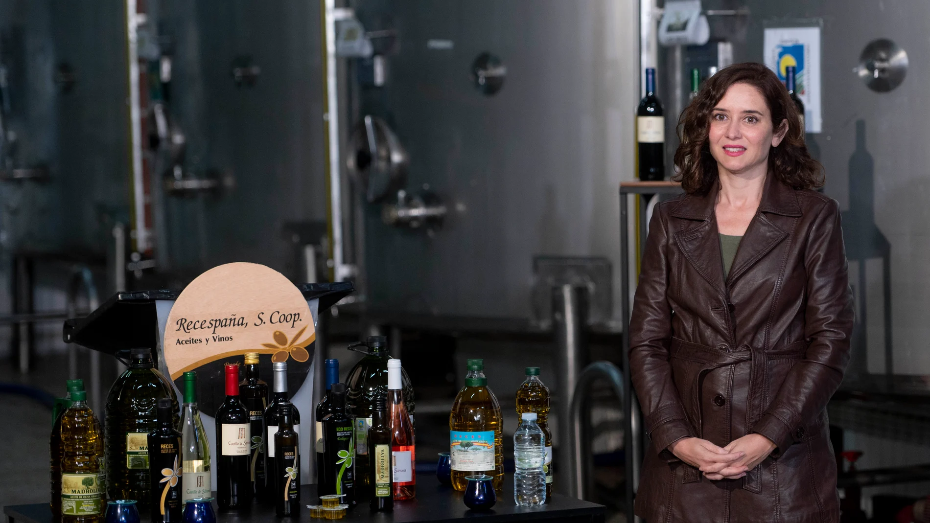 La presidenta de la Comunidad de Madrid y candidata del PP a la reelección el próximo 28M, Isabel Díaz Ayuso, junto a botellas de vino y aceite durante su visita a las instalaciones de Recespaña Sociedad Cooperativa, a 12 de mayo de 2023, en Villarejo de Salvanés, Madrid (España). Recespaña Sociedad Cooperativa es una cooperativa de aceite de oliva virgen extra y vino situada en Villarejo de Salvanés. 12 MAYO 2023;COOPERATIVA;ACEITE;VINO;ROCESPAÑA;AYUSO Alberto Ortega / Europa Press 12/05/2023