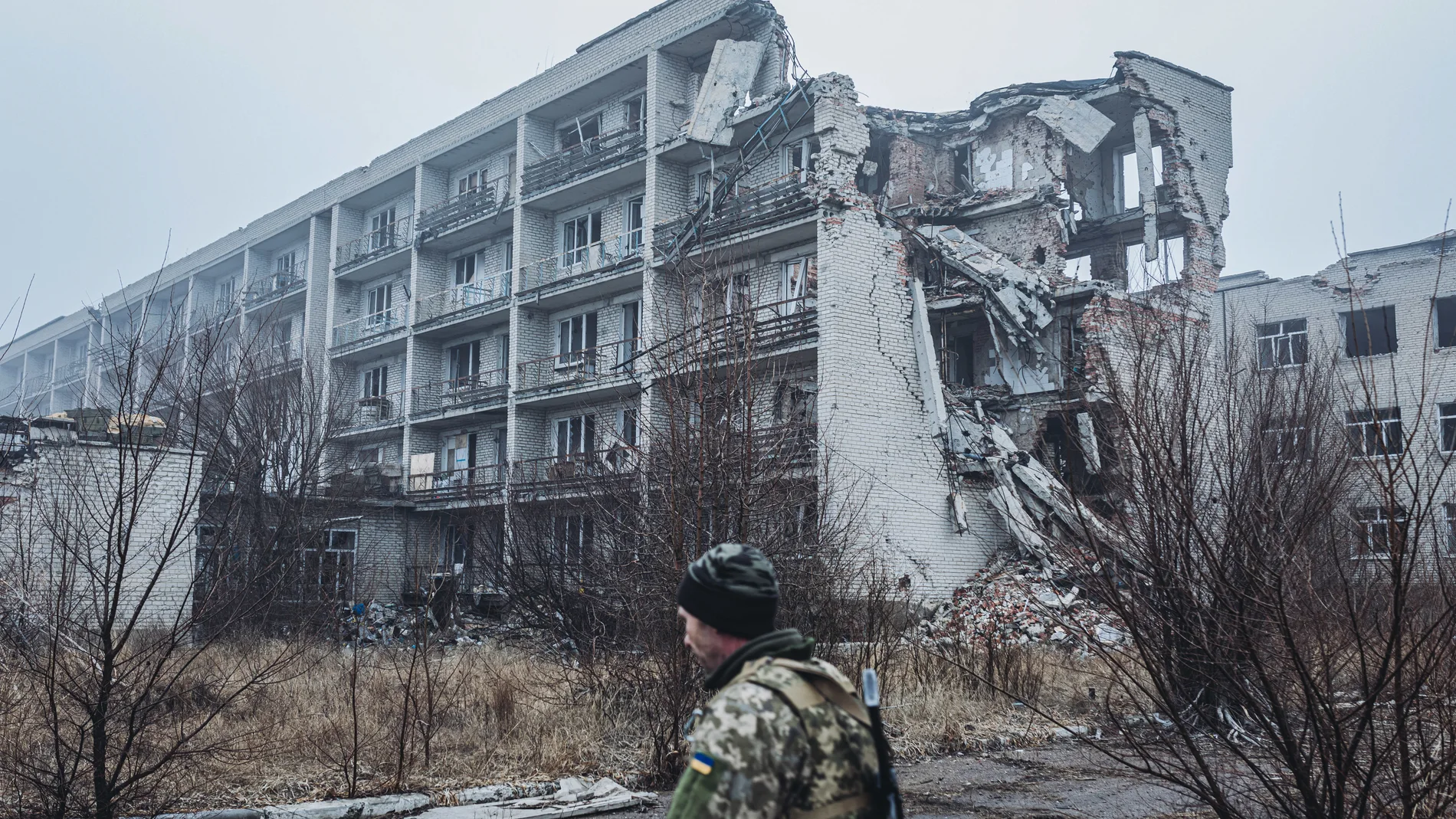 February 27, 2021, Marinka, Donetsk, Ukraine: A soldier walks in front of a building destroyed by bombs in Marinka..Since 2014, a war has been going on in eastern Ukraine in Donetsk and Lugansk oblasts. This territory is in dispute between Ukrainian forces and pro-Russian rebels. (Foto de ARCHIVO) 27/02/2021