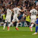 El delantero del Real Madrid Marco Asensio celebra su gol, primero para su equipo durante el partido correspondiente a la jornada 34 de LaLiga Santander que enfrenta al Real Madrid y Getafe SAD este sábado en el Santiago Bernabéu.