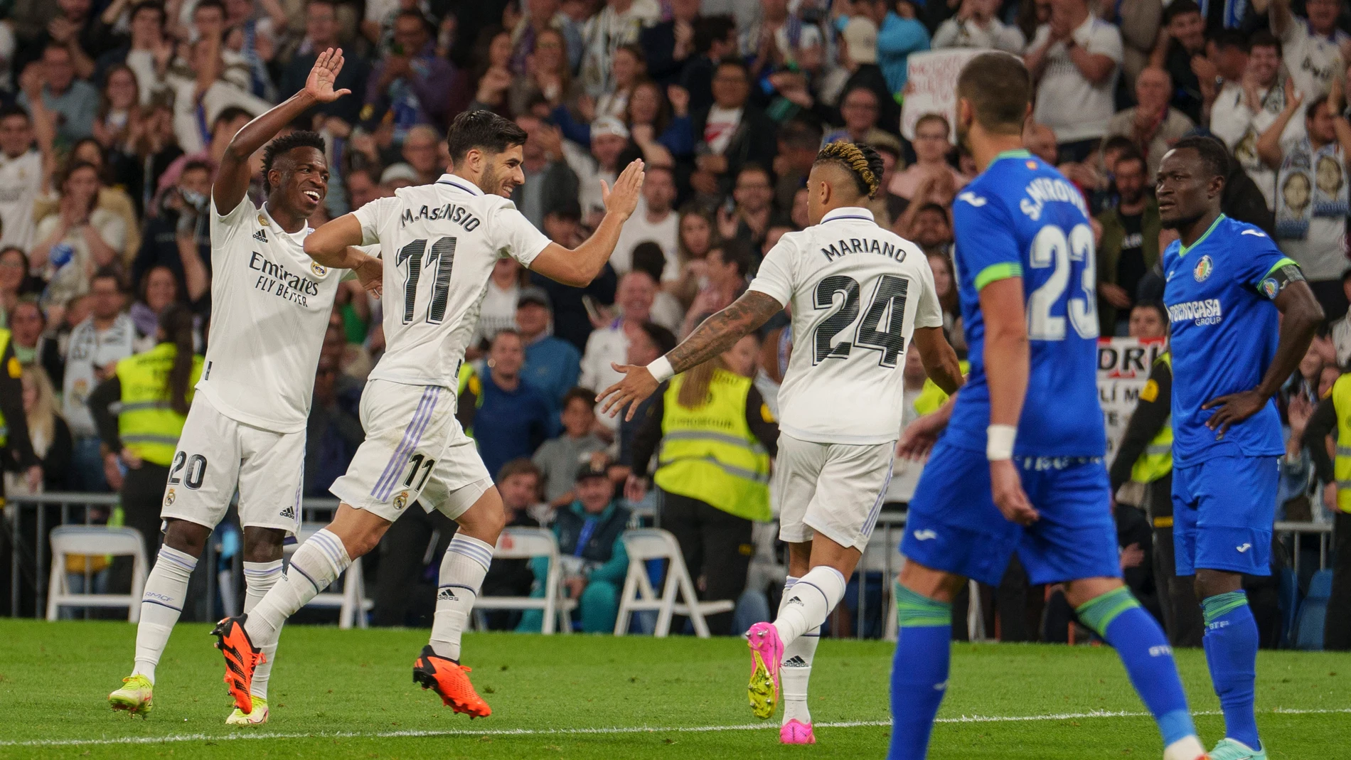 El delantero del Real Madrid Marco Asensio celebra su gol, primero para su equipo durante el partido correspondiente a la jornada 34 de LaLiga Santander que enfrenta al Real Madrid y Getafe SAD este sábado en el Santiago Bernabéu.