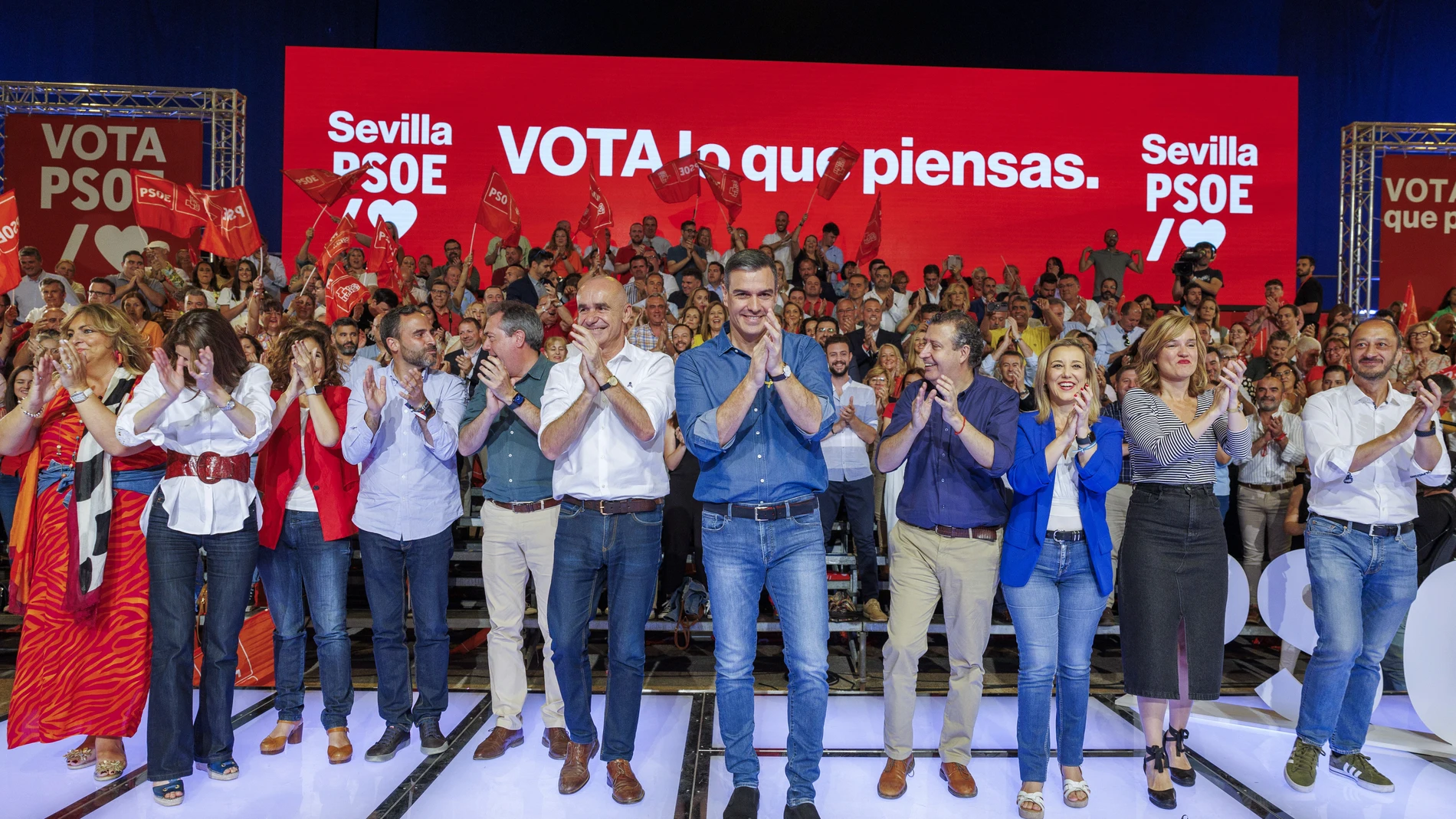 El presidente del Gobierno, Pedro Sánchez, en su primer mitin de campaña celebrado en Sevilla