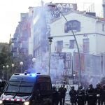 Mossos d'Esquadra vigilan a varios okupas de los edificios de La Ruïna y el Kubo en la plaza Bonanova de Barcelona