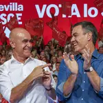 El presidente del Gobierno, Pedro Sánchez, arropa al candidato socialista y alcalde de Sevilla, Antonio Muñoz