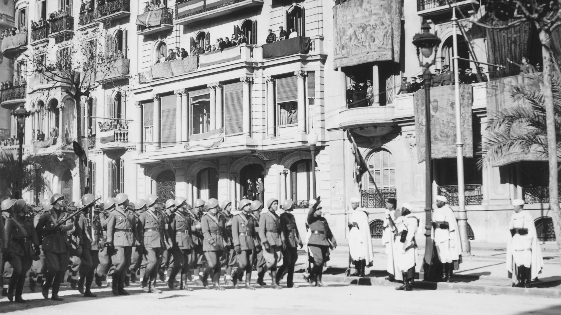 Un momento del desfile de la Victoria en la Diagonal con la presencia de Franco en un balcón
