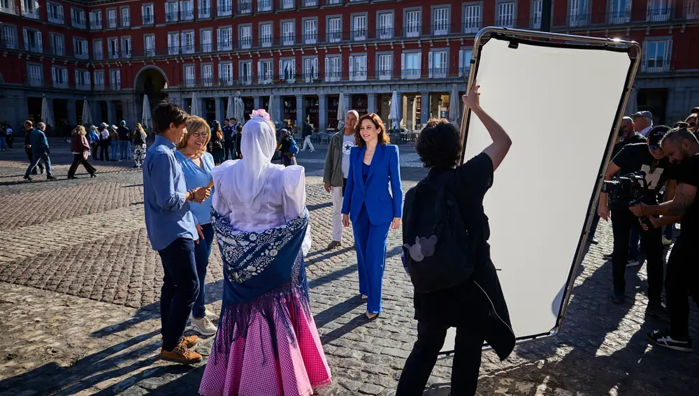 Reportaje fotográfico del making of del vídeo de campaña electoral de la presidenta de la Comunidad de Madrid, Isabel Díaz Ayuso.