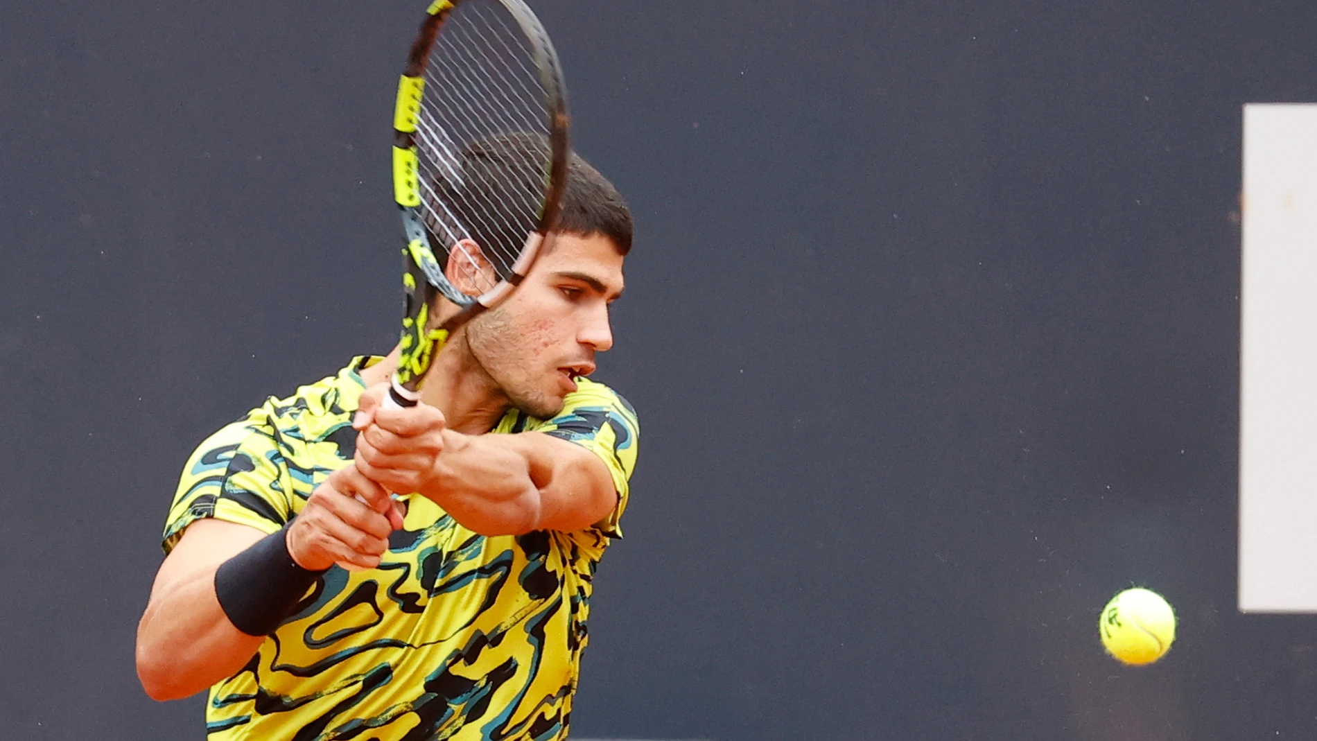 13 May 2023, Italy, Rome: Spanish tennis player Carlos Alcaraz in action against his compatriot Albert Ramos-Vinolas during their men's singles round of 64 match of the Italian Open tennis tournament. Photo: Ciro De Luca/ZUMA Press Wire/dpa 13/05/2023 ONLY FOR USE IN SPAIN