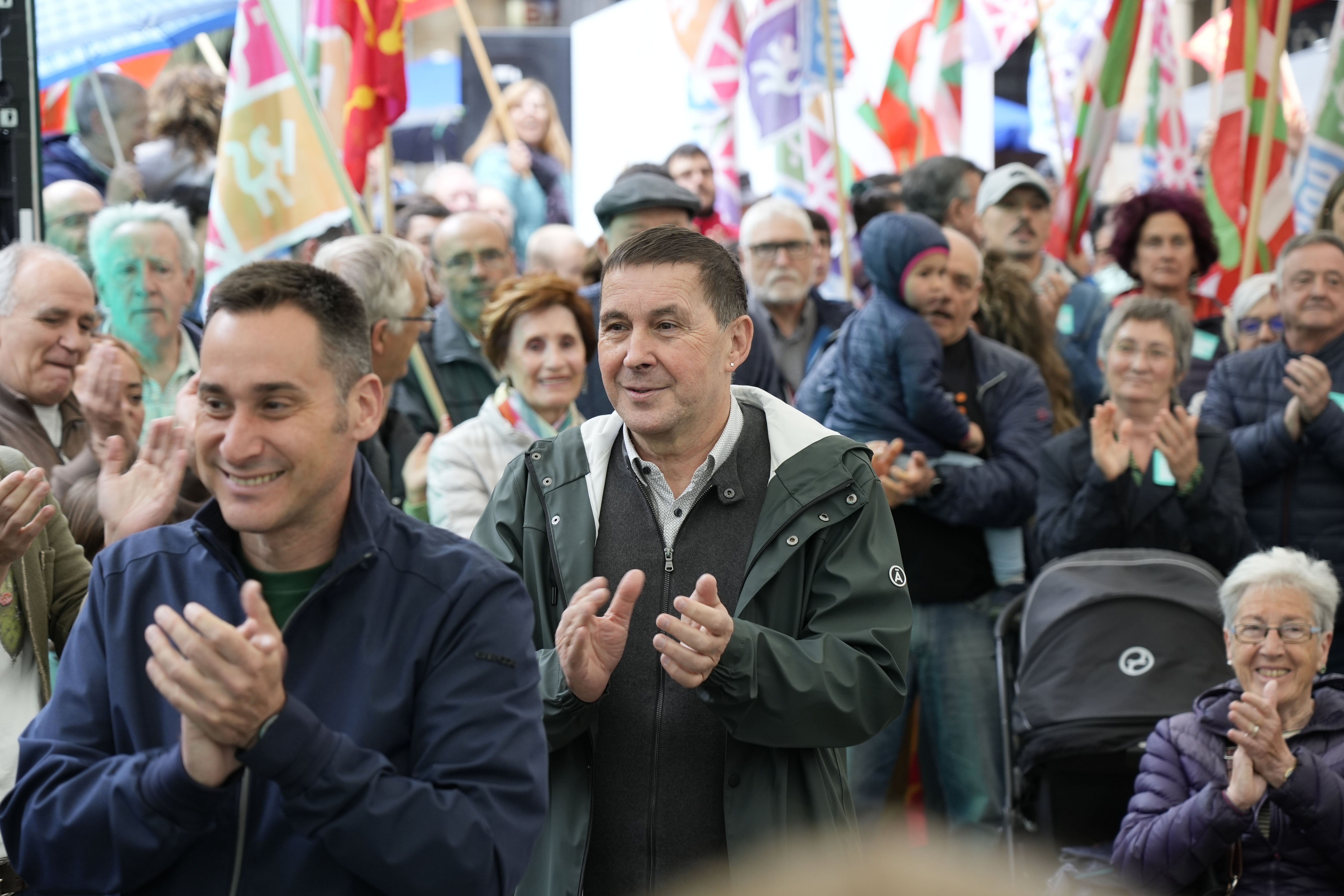 El coordinador general de EH Bildu, Arnaldo Otegi (2i), y el candidato de EH Bildu a diputado general de Bizkaia, Iker Casanova (i), durante un acto político, junto a los candidatos Iker Casanova y Maria del Rio, en la Plaza Nueva de Bilbao, a 13 de mayo de 2023, en Bilbao.
