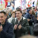 El coordinador general de EH Bildu, Arnaldo Otegi (2i), y el candidato de EH Bildu a diputado general de Bizkaia, Iker Casanova (i), durante un acto político, junto a los candidatos Iker Casanova y Maria del Rio, en la Plaza Nueva de Bilbao, a 13 de mayo de 2023, en Bilbao.