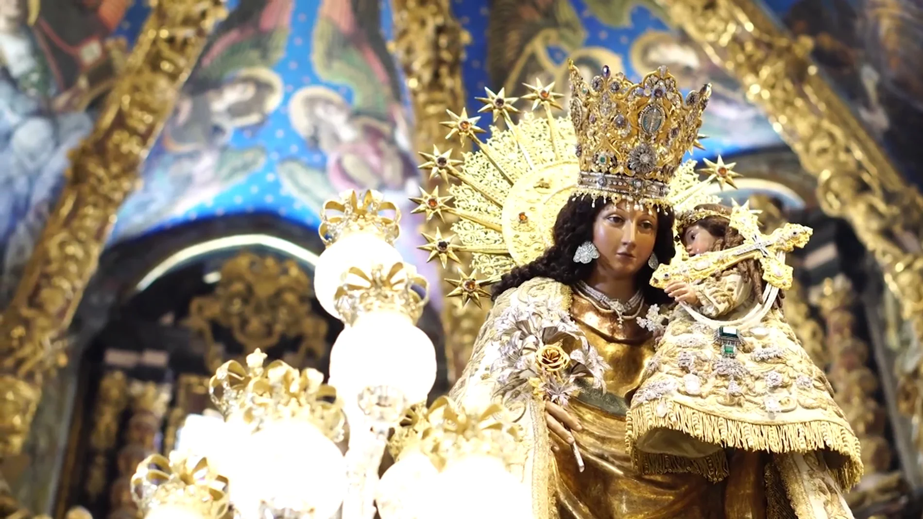 Los valencianos acompañan a la Virgen de los Desamparados en el centenario de su coronación