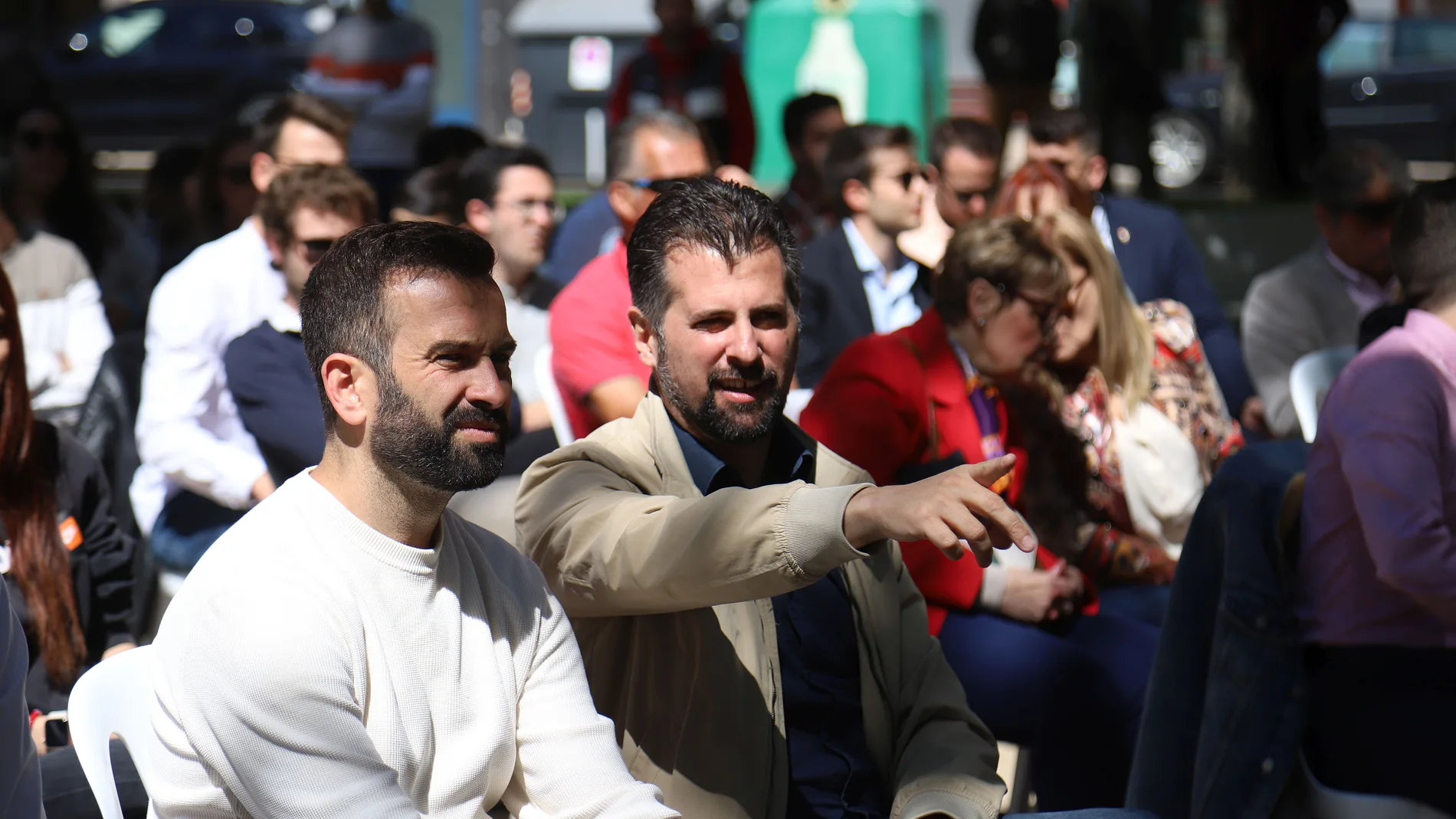 Tudanca conversa con David Gago, candidato del PSOE en Zamora, durante el acto